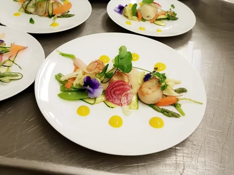 Repas servi à table mariage Nice - L'Esquisse Traiteur